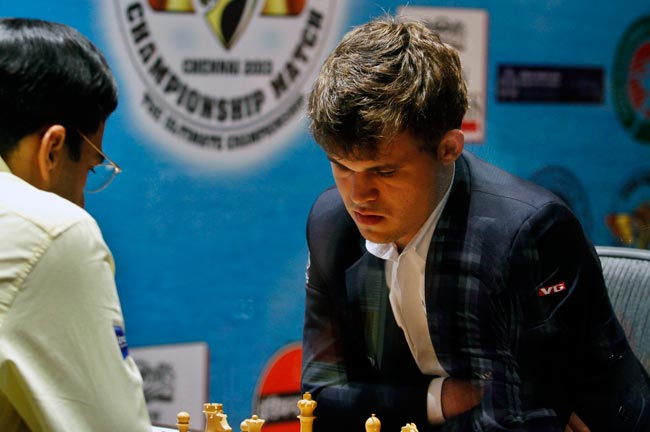 आनंद को हराने वाले कार्लसन को जयललिता ने दी ट्रॉफी