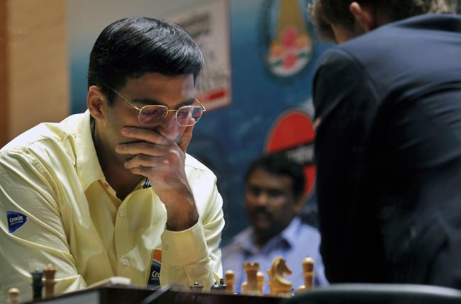 आनंद को हराने वाले कार्लसन को जयललिता ने दी ट्रॉफी