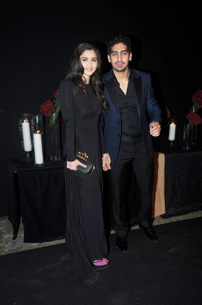 दीपिका ने सितारों संग मनाया सफलता का जश्‍न