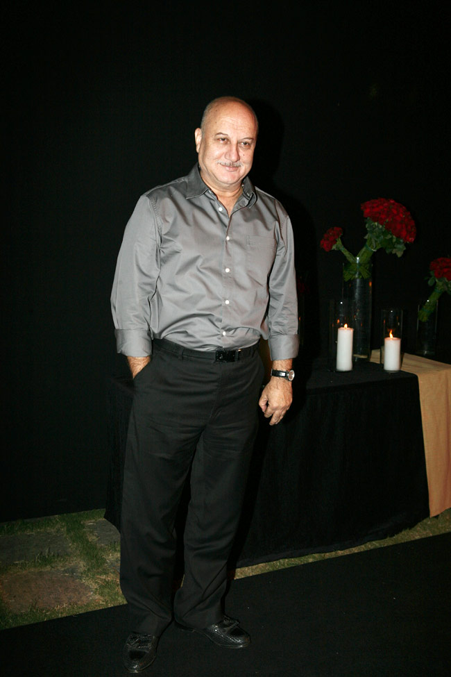 दीपिका ने सितारों संग मनाया सफलता का जश्‍न