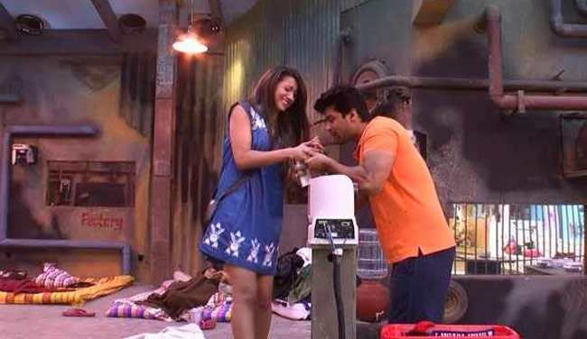 गौहर खान ने जीती Bigg Boss 7 की ट्रॉफी...