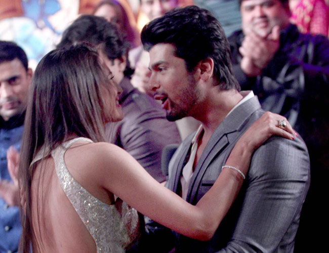 'विनर' गौहर खान को मिला कुशाल से 'Kiss' और 'Hug'