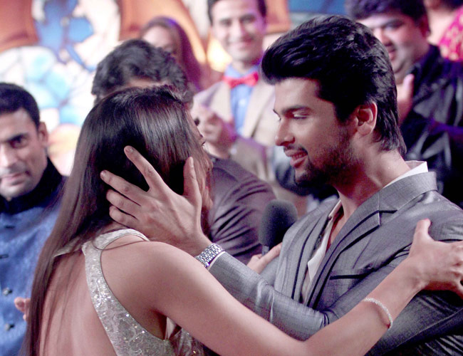 'विनर' गौहर खान को मिला कुशाल से 'Kiss' और 'Hug'