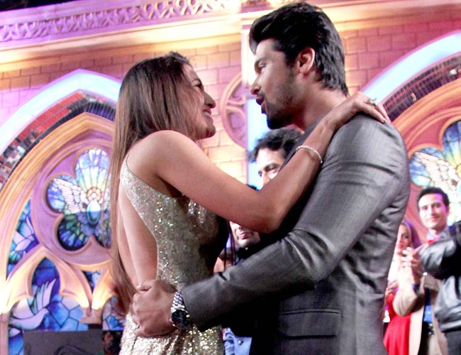 'विनर' गौहर खान को मिला कुशाल से 'Kiss' और 'Hug'