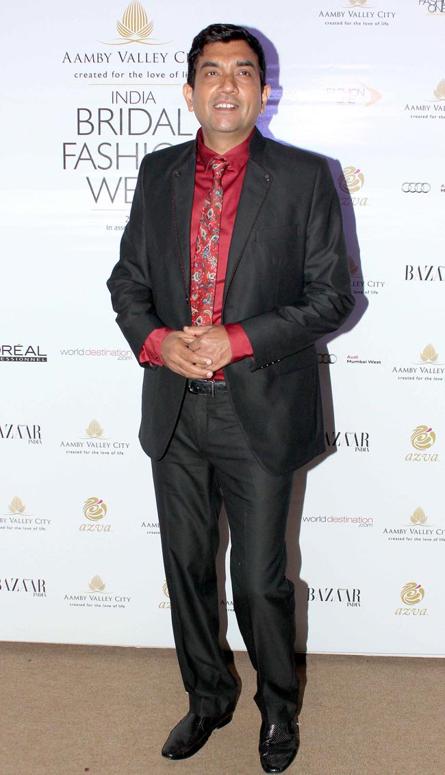 दुल्हन बनकर रैंप पर उतरीं जैकलीन फर्नांडिस और उर्वशी रौतेला