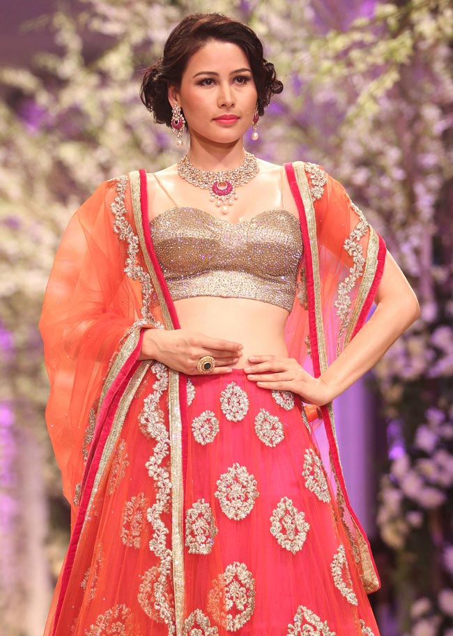 दुल्हन बनकर रैंप पर उतरीं जैकलीन फर्नांडिस और उर्वशी रौतेला