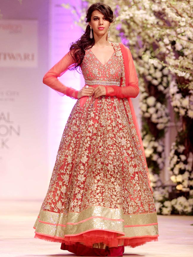 दुल्हन बनकर रैंप पर उतरीं जैकलीन फर्नांडिस और उर्वशी रौतेला