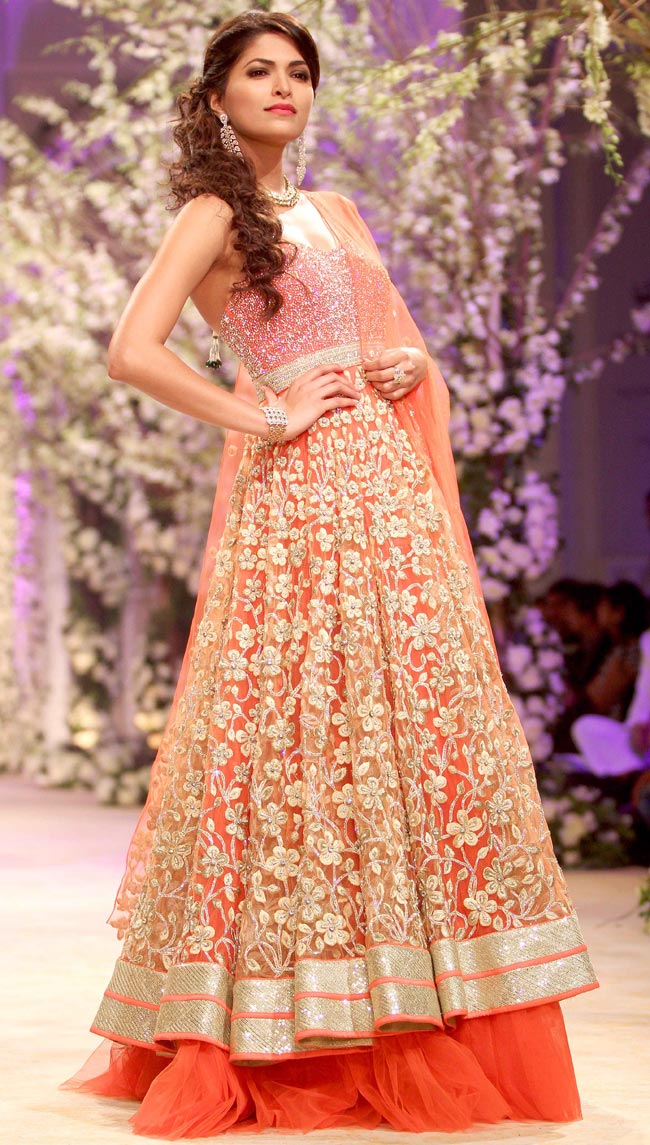 दुल्हन बनकर रैंप पर उतरीं जैकलीन फर्नांडिस और उर्वशी रौतेला