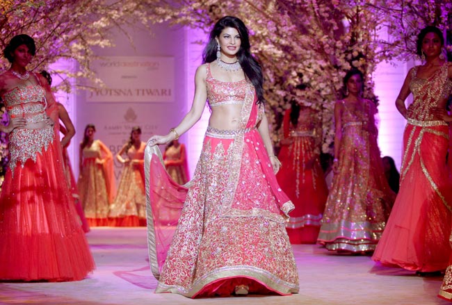 दुल्हन बनकर रैंप पर उतरीं जैकलीन फर्नांडिस और उर्वशी रौतेला