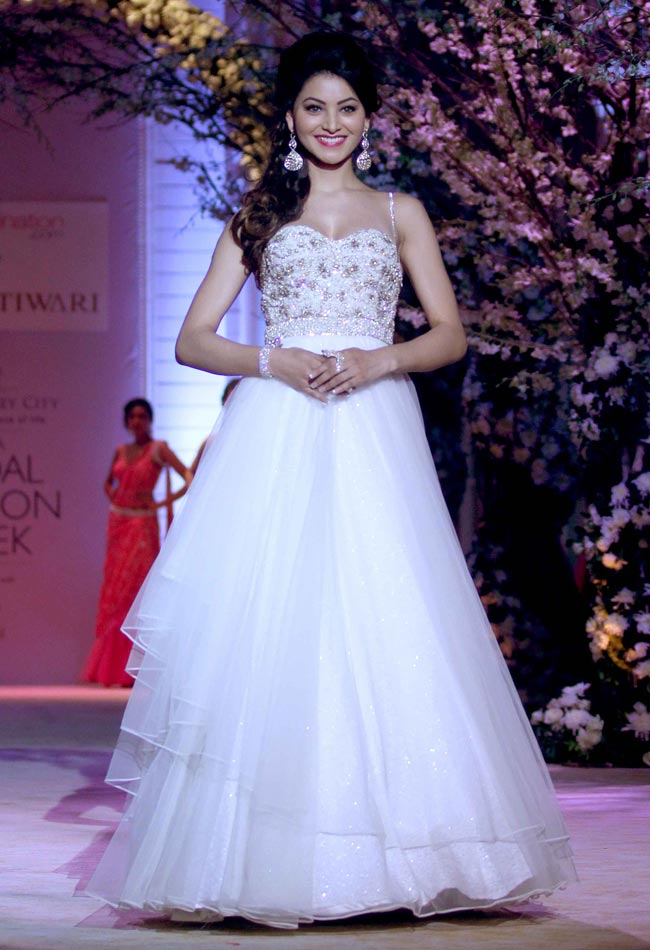 दुल्हन बनकर रैंप पर उतरीं जैकलीन फर्नांडिस और उर्वशी रौतेला