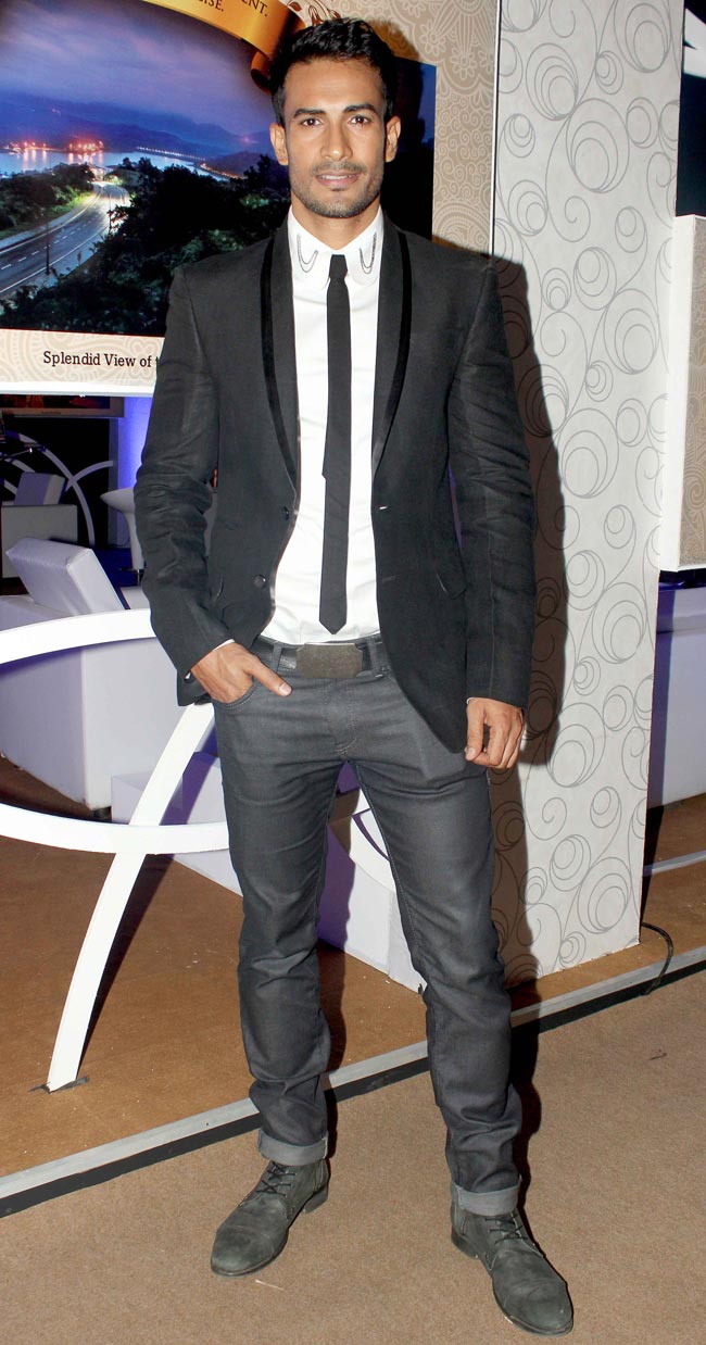 दुल्हन बनकर रैंप पर उतरीं जैकलीन फर्नांडिस और उर्वशी रौतेला