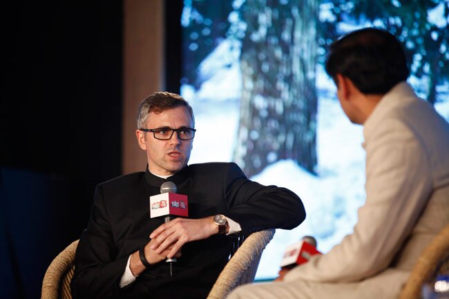 बंदूक चलाने वाले कश्‍मीर के दुश्‍मन: उमर अब्‍दुल्‍ला