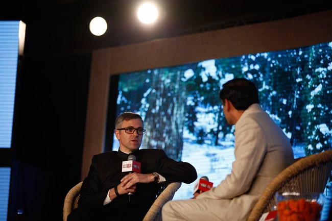 बंदूक चलाने वाले कश्‍मीर के दुश्‍मन: उमर अब्‍दुल्‍ला