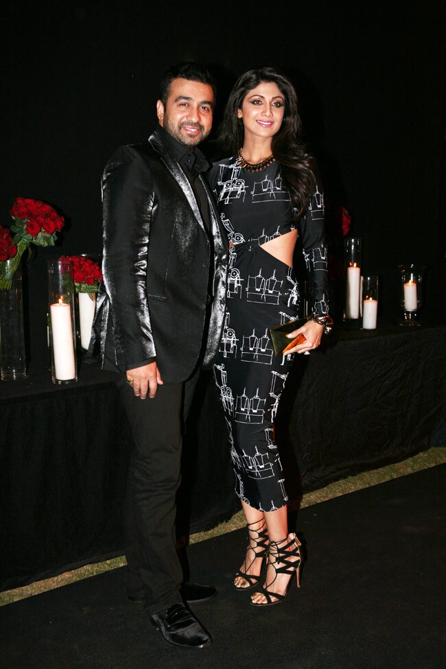 दीपिका ने सितारों संग मनाया सफलता का जश्‍न