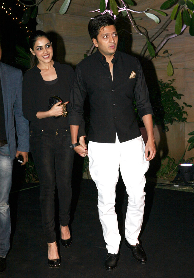 दीपिका ने सितारों संग मनाया सफलता का जश्‍न