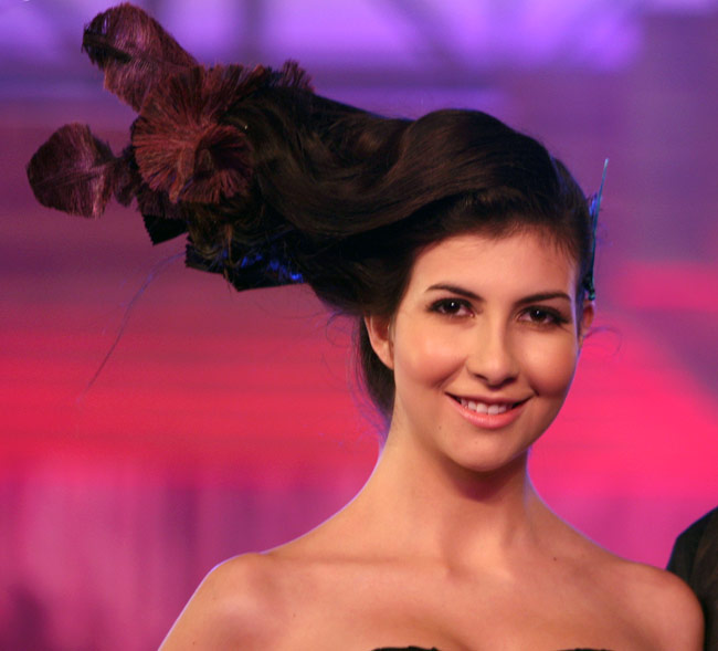 शिवा के सैलून में बॉलीवुड, दिखे गजब के हेयरस्टाइल