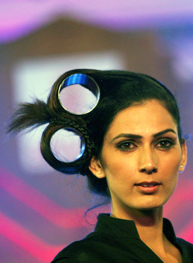 शिवा के सैलून में बॉलीवुड, दिखे गजब के हेयरस्टाइल