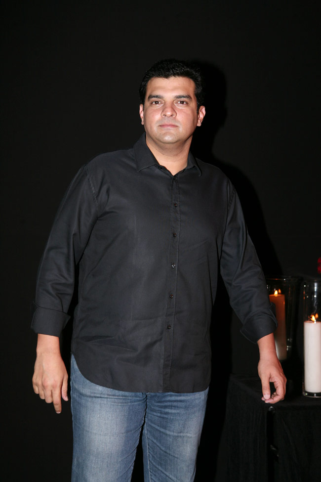 दीपिका ने सितारों संग मनाया सफलता का जश्‍न