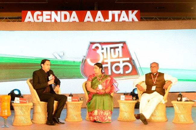 स्मृति ईरानी और दिग्विजय सिंह के बीच सियासी 'टकरार'