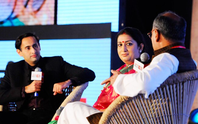 स्मृति ईरानी और दिग्विजय सिंह के बीच सियासी 'टकरार'