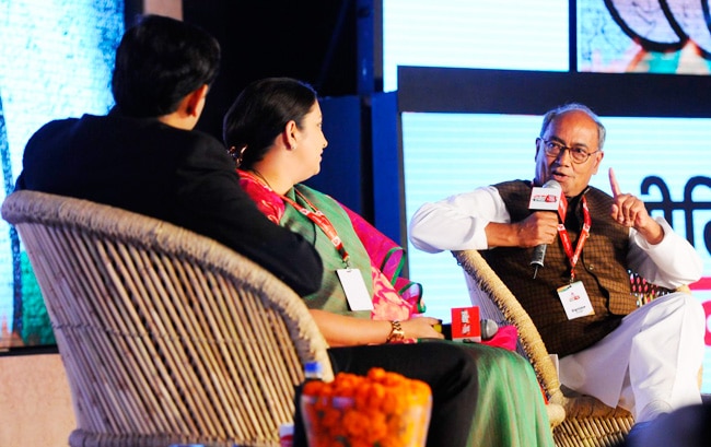 स्मृति ईरानी और दिग्विजय सिंह के बीच सियासी 'टकरार'