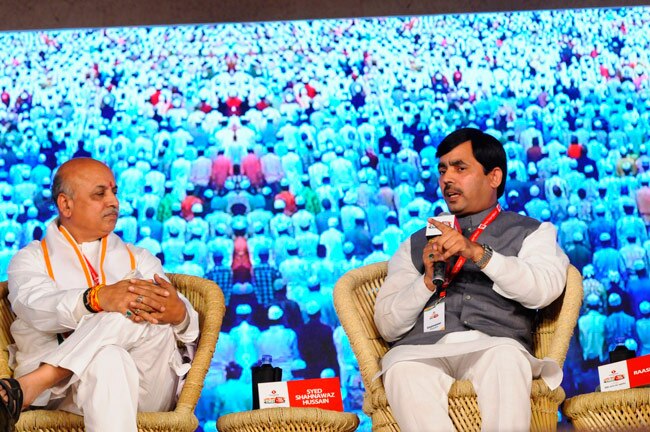 राजनेताओं ने इस मंच को भी बना डाला मजहब की राजनीति का अखाड़ा