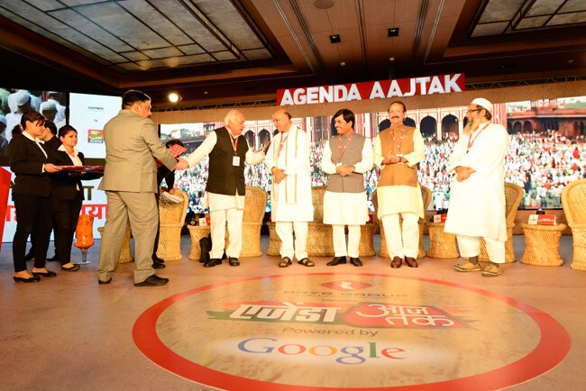 राजनेताओं ने इस मंच को भी बना डाला मजहब की राजनीति का अखाड़ा