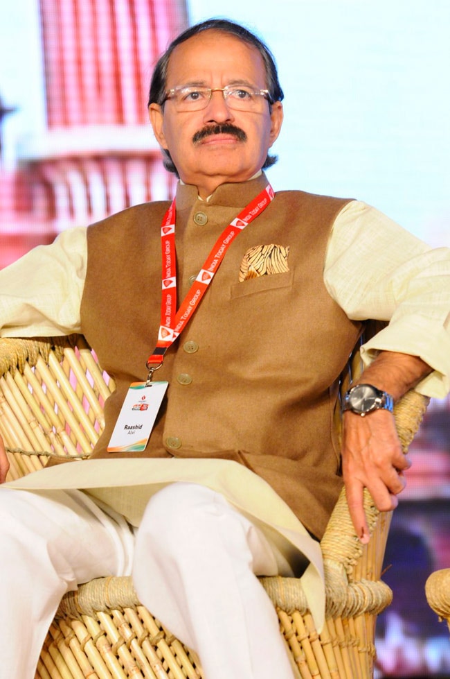 राजनेताओं ने इस मंच को भी बना डाला मजहब की राजनीति का अखाड़ा