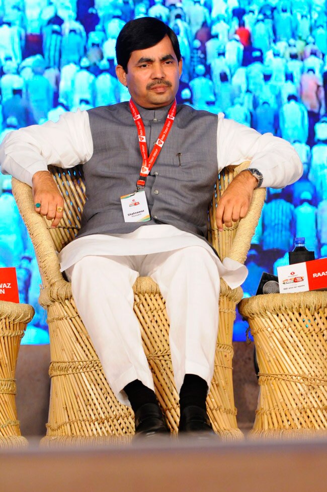 राजनेताओं ने इस मंच को भी बना डाला मजहब की राजनीति का अखाड़ा