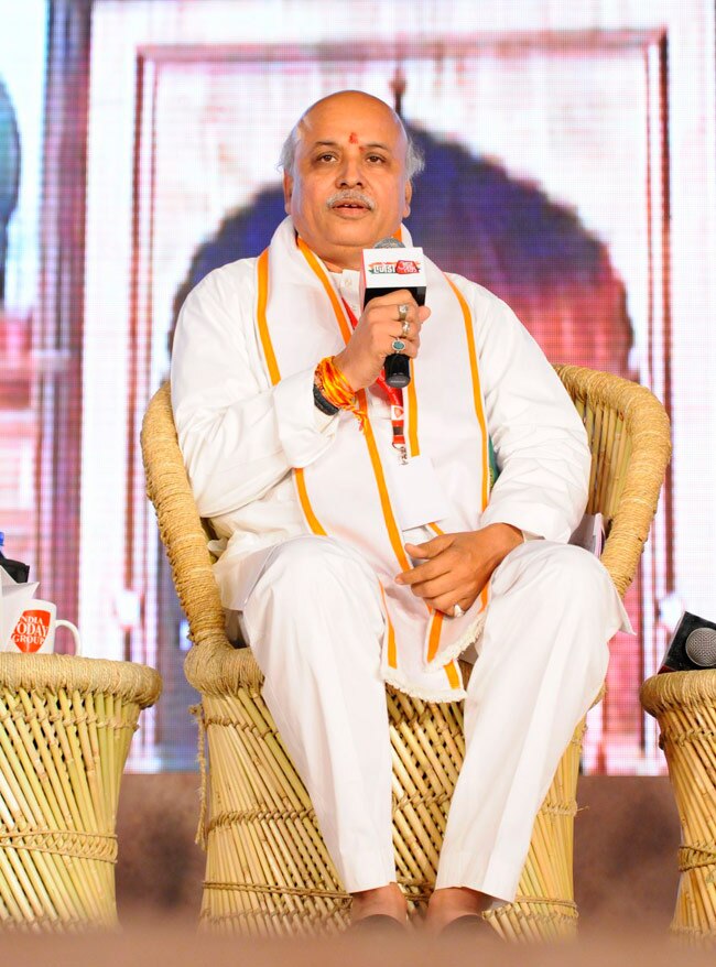 राजनेताओं ने इस मंच को भी बना डाला मजहब की राजनीति का अखाड़ा