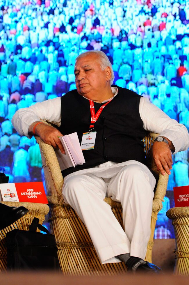 राजनेताओं ने इस मंच को भी बना डाला मजहब की राजनीति का अखाड़ा