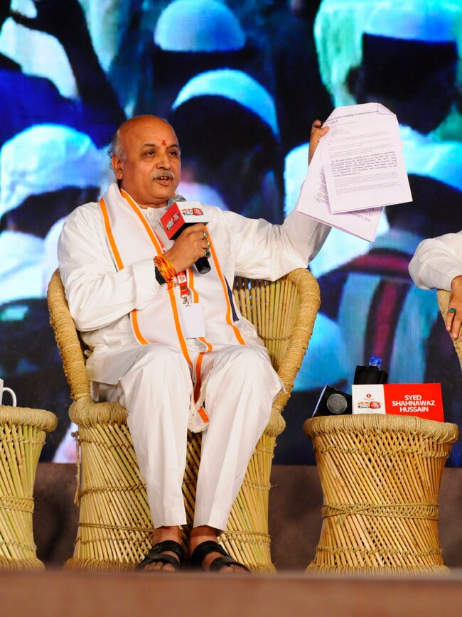 राजनेताओं ने इस मंच को भी बना डाला मजहब की राजनीति का अखाड़ा