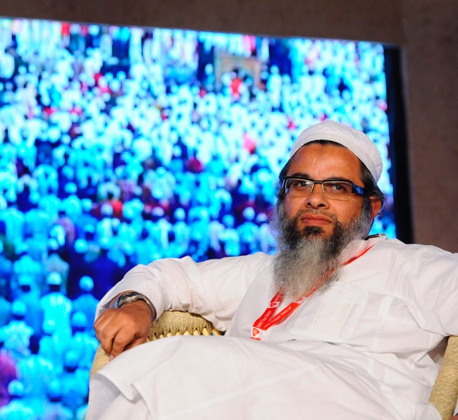 राजनेताओं ने इस मंच को भी बना डाला मजहब की राजनीति का अखाड़ा