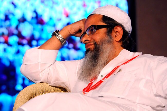 राजनेताओं ने इस मंच को भी बना डाला मजहब की राजनीति का अखाड़ा