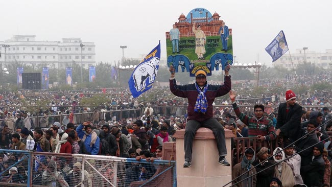 मायावती की रैली: नीले रंग में रंगा लखनऊ