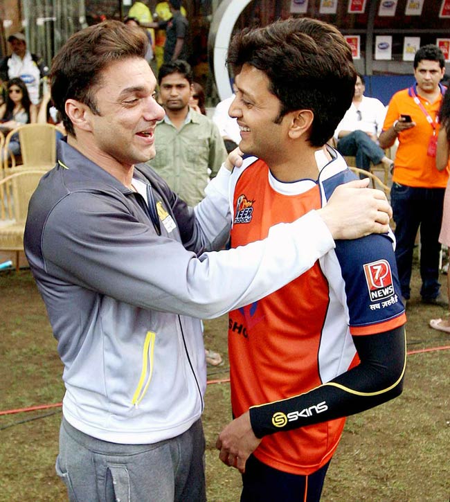 CCL यानी क्रिकेट की पिच पर सितारों का धमाल