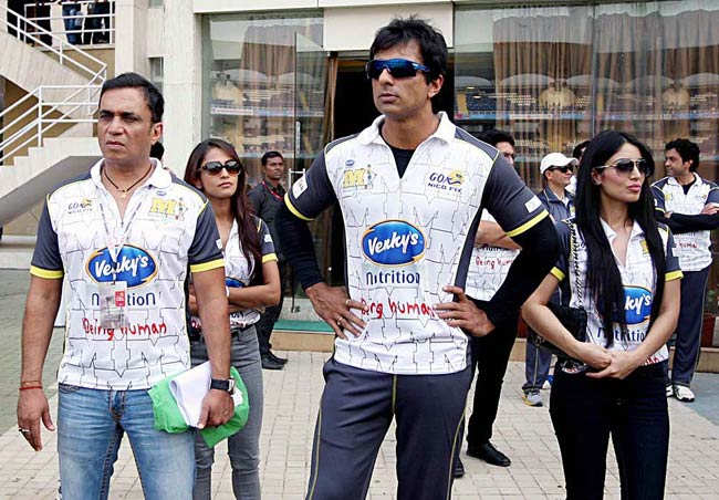 CCL यानी क्रिकेट की पिच पर सितारों का धमाल