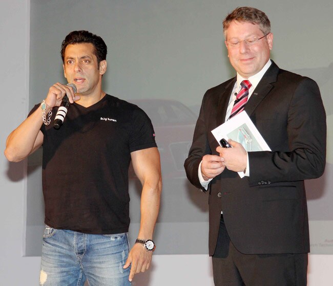 सलमान खान ने लॉन्‍च की Audi RS 7 Sportback