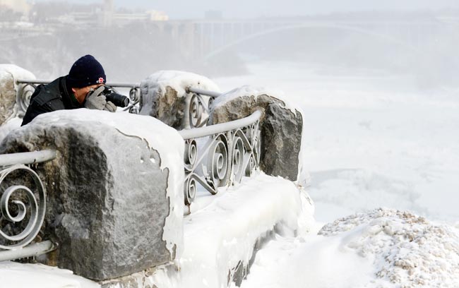 इतनी ठंड की नियाग्रा फॉल्स भी जम गया