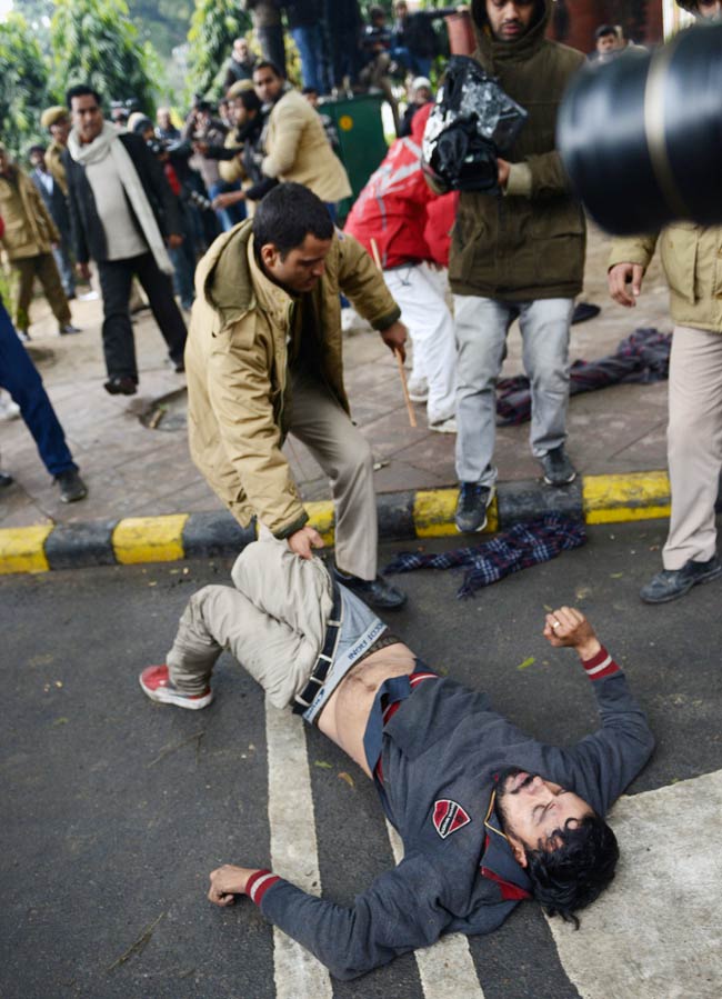 ...जब केजरीवाल के धरने में बेतहाशा बरसीं दिल्ली पुलिस की लाठियां