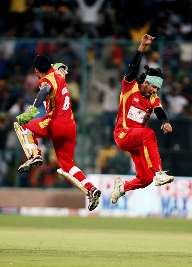 CCL यानी क्रिकेट की पिच पर सितारों का धमाल