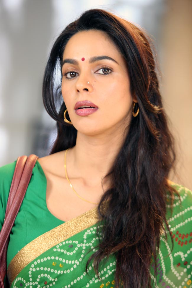 कॉन्ट्रोवर्सी में फंसी मल्लिका शेरावत की 'डर्टी पॉलिटिक्‍स'