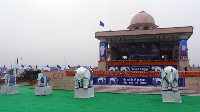 मायावती की रैली: नीले रंग में रंगा लखनऊ