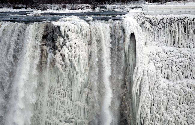 इतनी ठंड की नियाग्रा फॉल्स भी जम गया
