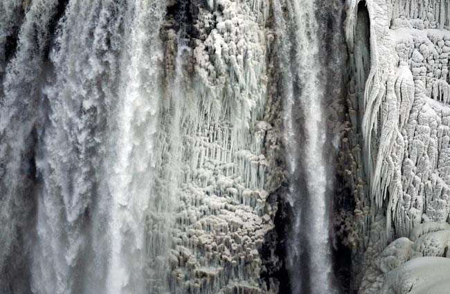 इतनी ठंड की नियाग्रा फॉल्स भी जम गया
