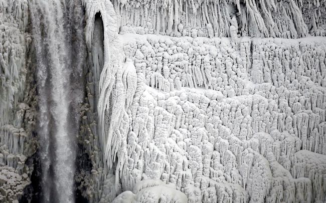 इतनी ठंड की नियाग्रा फॉल्स भी जम गया