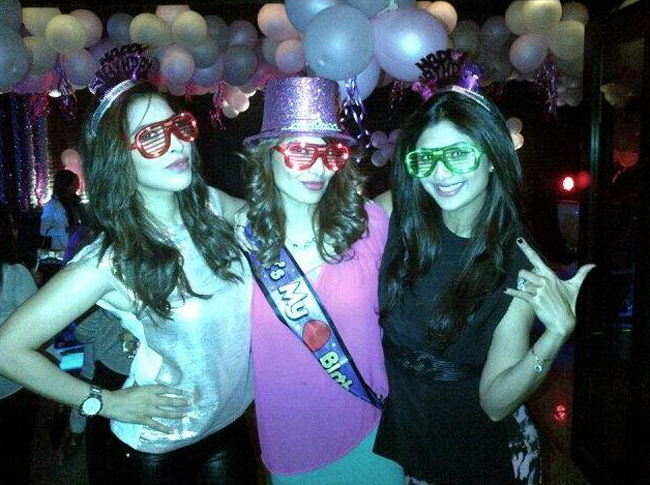 बिपाशा ने दोस्‍तों के साथ मनाया बर्थडे का जश्‍न