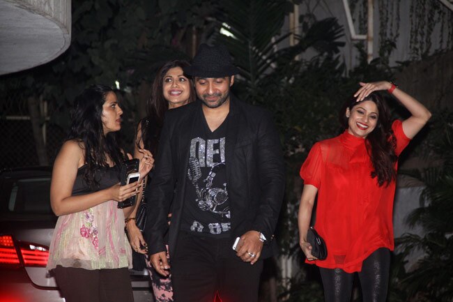 बिपाशा ने दोस्‍तों के साथ मनाया बर्थडे का जश्‍न