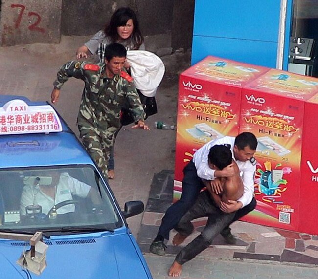 सिरफिरे ब्‍वॉयफ्रेंड ने गर्लफ्रेंड के कपड़े उतारकर बनाया बंधक