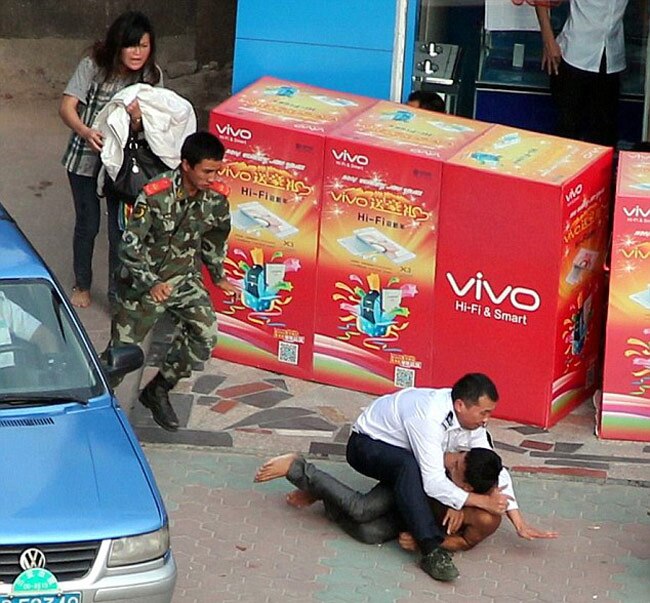 सिरफिरे ब्‍वॉयफ्रेंड ने गर्लफ्रेंड के कपड़े उतारकर बनाया बंधक